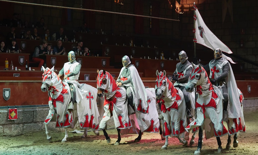 Image 16: Cena medieval con espectáculo y bebida ilimitada para adultos y niños