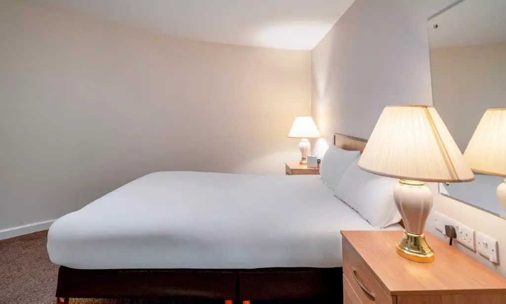 Scarborough: Standard Double or Twin Room with Breakfast and Wi-Fi