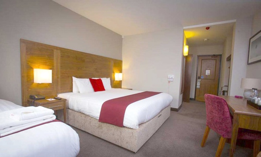 Image 4: West Yorkshire: 1-2 Nights with Dinner and Bubbly