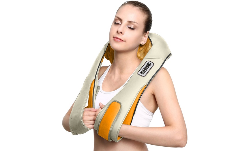 Image 9: Neck and Shoulder Massaging Tool