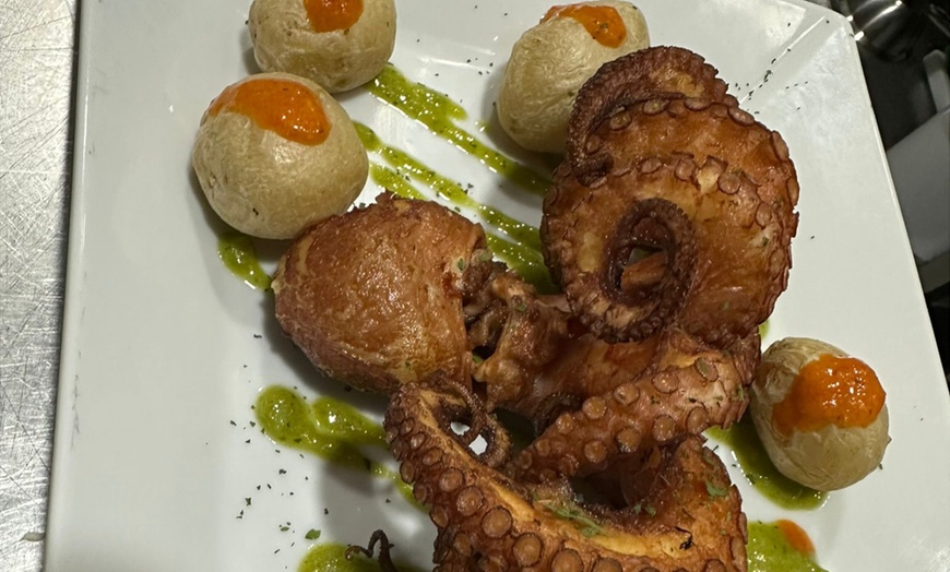 Image 2: 5 tapas canarias con 2 bebidas y pan o 10 tapas con 4 bebidas