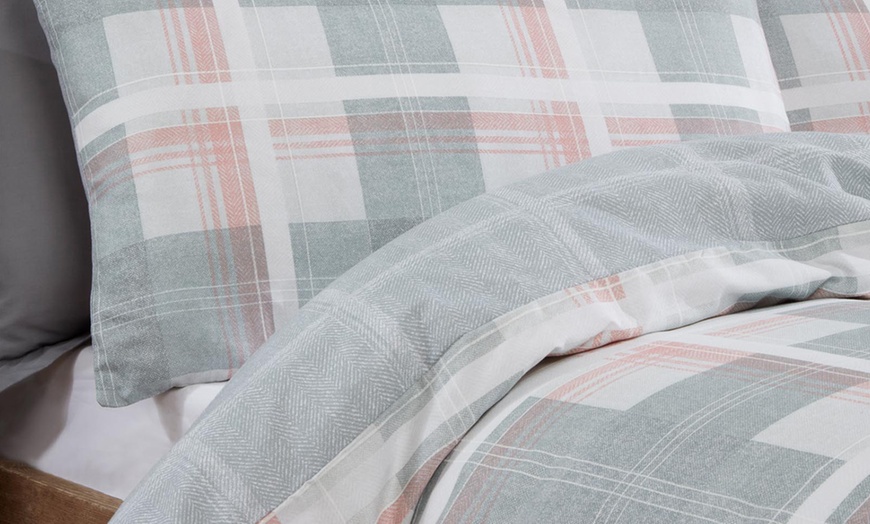 Image 5: Reversible Check Duvet Set