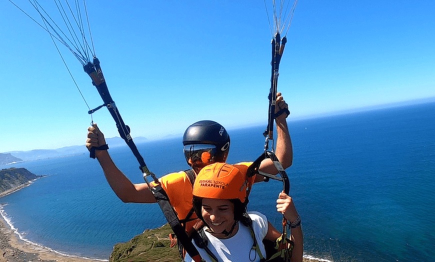 Image 2: ¡Vuela alto y libre! Descubre el cielo con iParapente