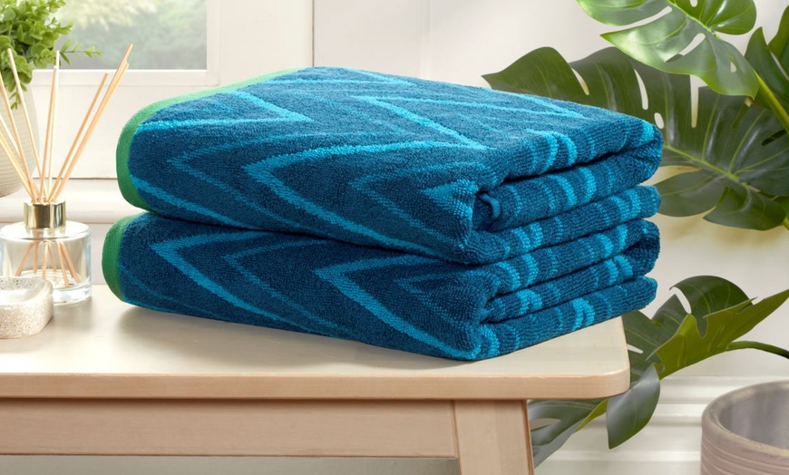 Image 2: Helix Cotton Bath Sheet - Ultra-Absorbent, Chevron Design