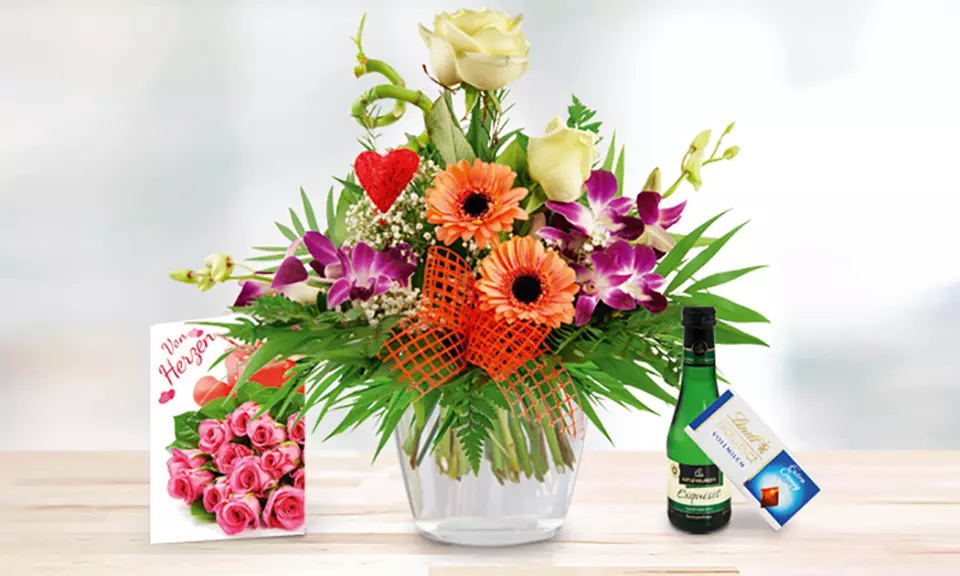 Orchideenstrauß Herzensfreude mit Lindt Schokolade, Perlwein und individueller Grußkarte zum Wunschtermin - Second Medium