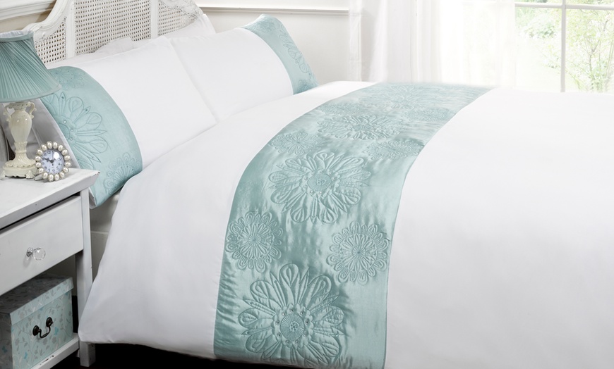 Image 4: Embroidered Duvet Set