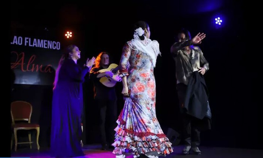 Image 3: Espectáculo flamenco con bebida o cena para dos personas