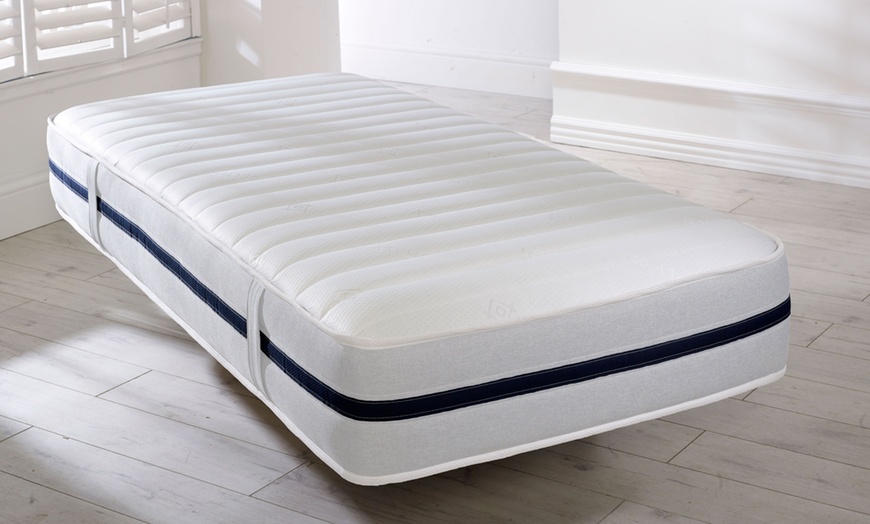 Image 10: Skylark 9-Inch-Deep All Foam Mattress