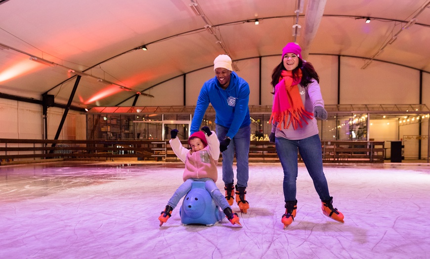 Image 5: Glijd het winterseizoen in met tickets voor de schaatsbaan Rotterdam