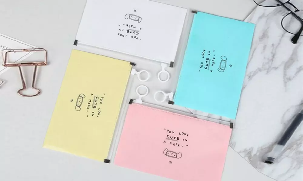 Pochette à masques colorée, 13 x 20,5 cm - Primary Image