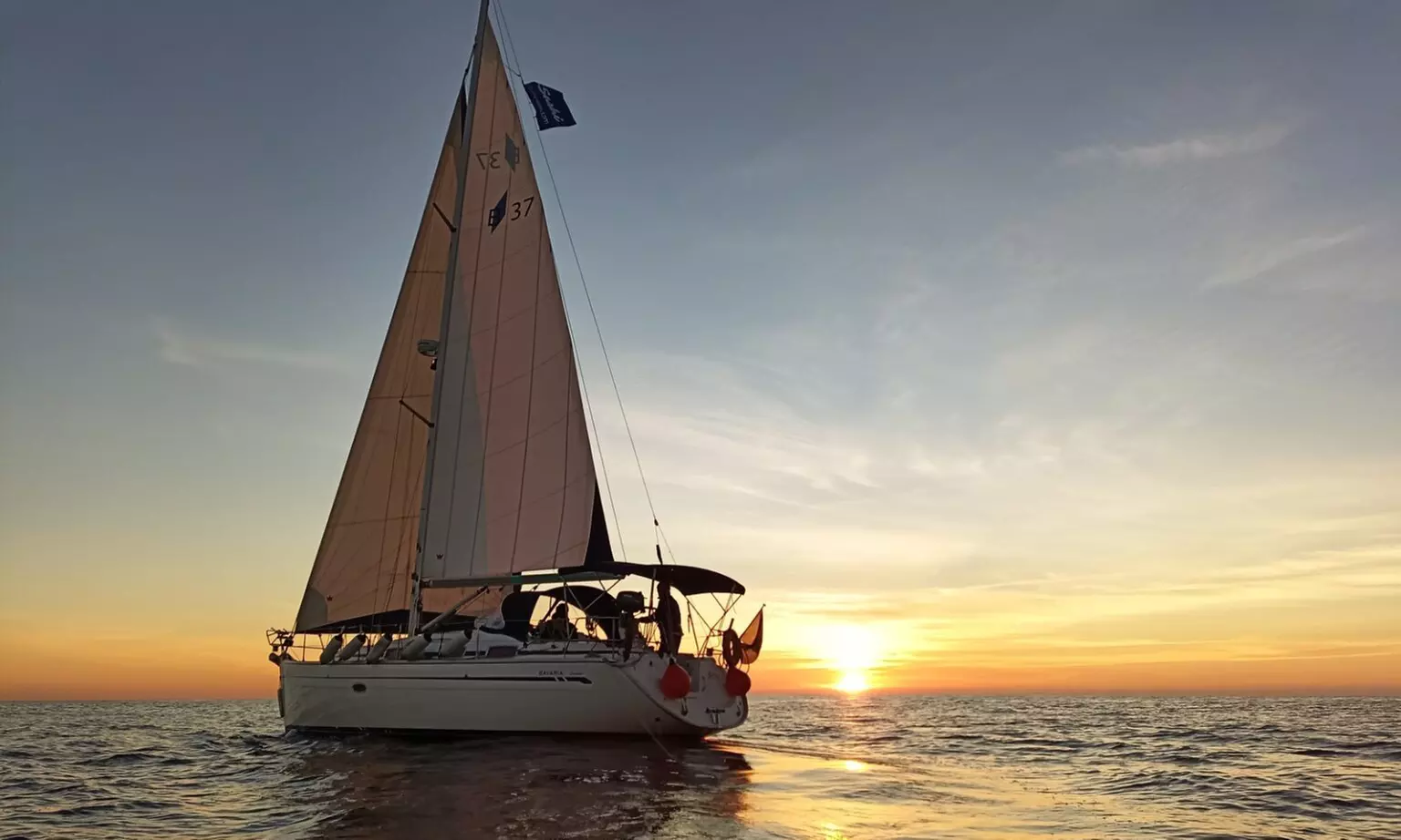 Paseo en barco con cava y picoteo para 2, 4, 6, 8 o 12 personas