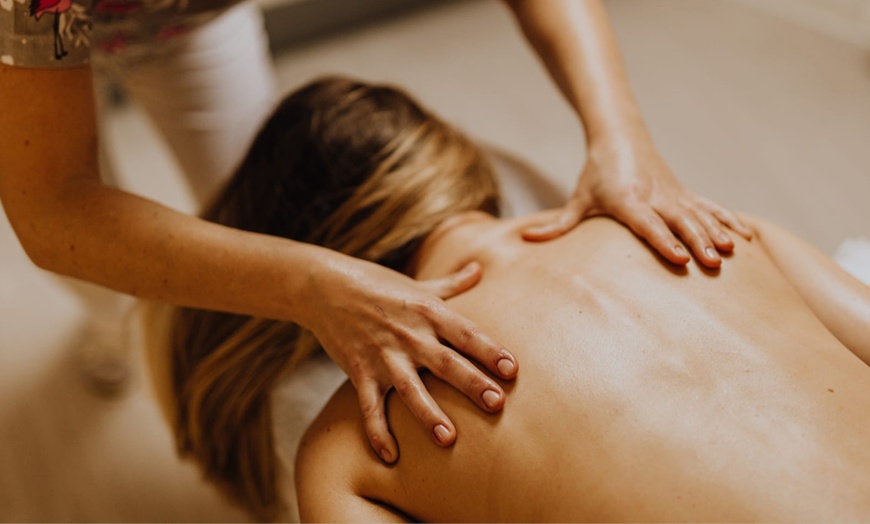 Image 1: Jusqu'à 43% de remise sur Massage - Californien chez Delphine Dubaele Naturopathe Réflexologue