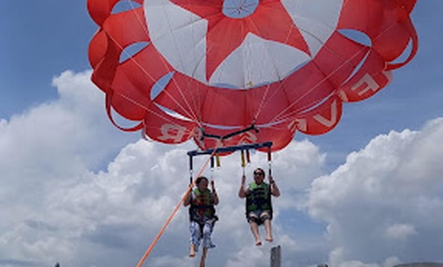 Image 4: Vuelo en parasailing para hasta 3 personas