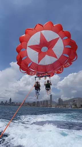 Vuelo en parasailing para hasta 3 personas