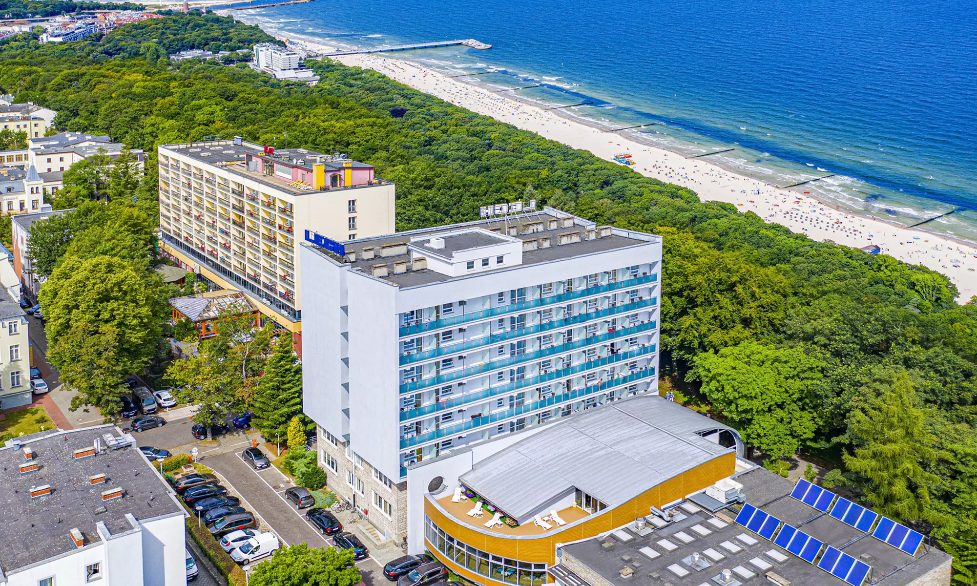 Kołobrzeg: pokój z balkonem dla 2 osób ze śniadaniami, sauną, basenem i więcej w Sanatorium Lech - Primary Image