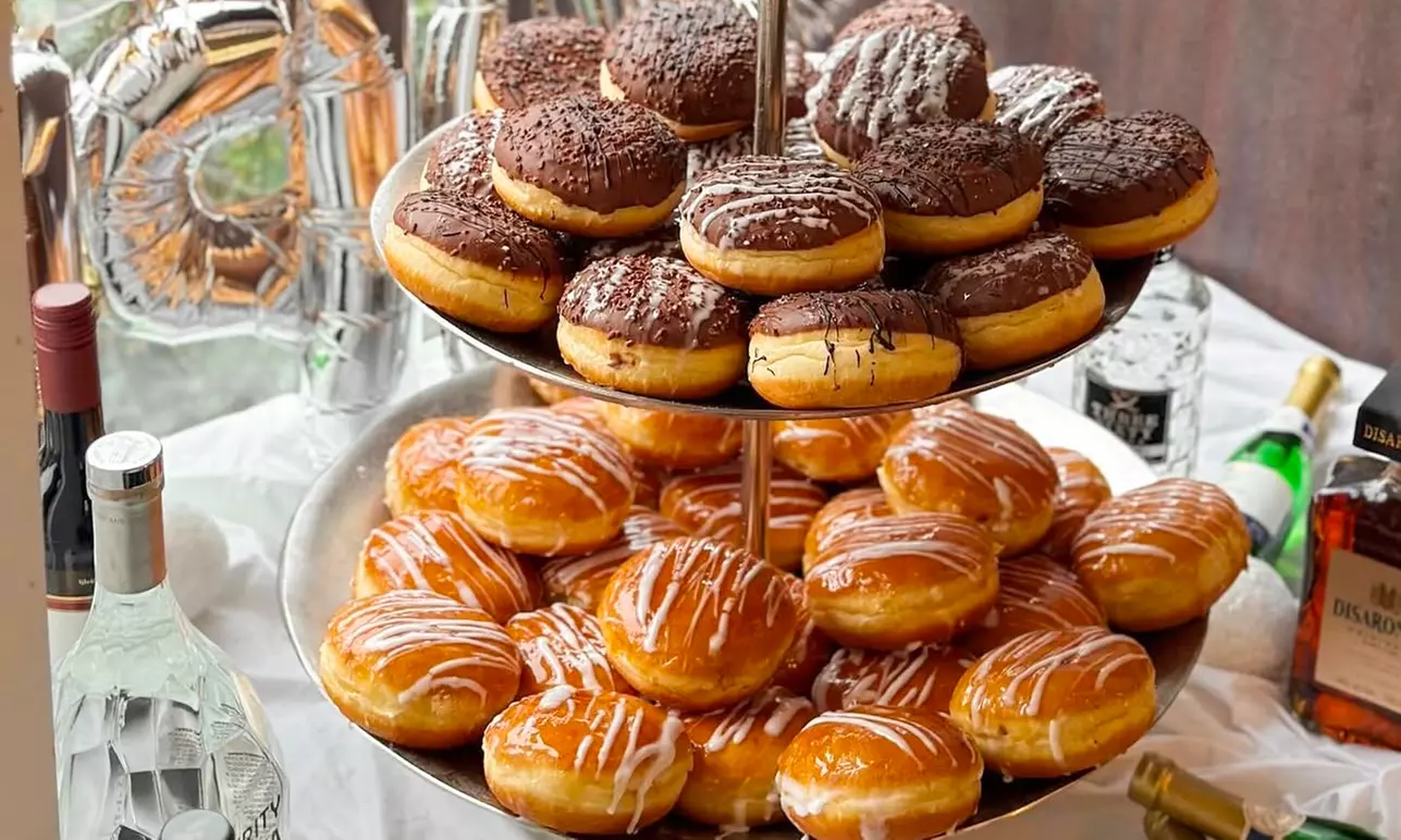 Hausgemachte Torte & Heißgetränk für 1 - 8 Personen