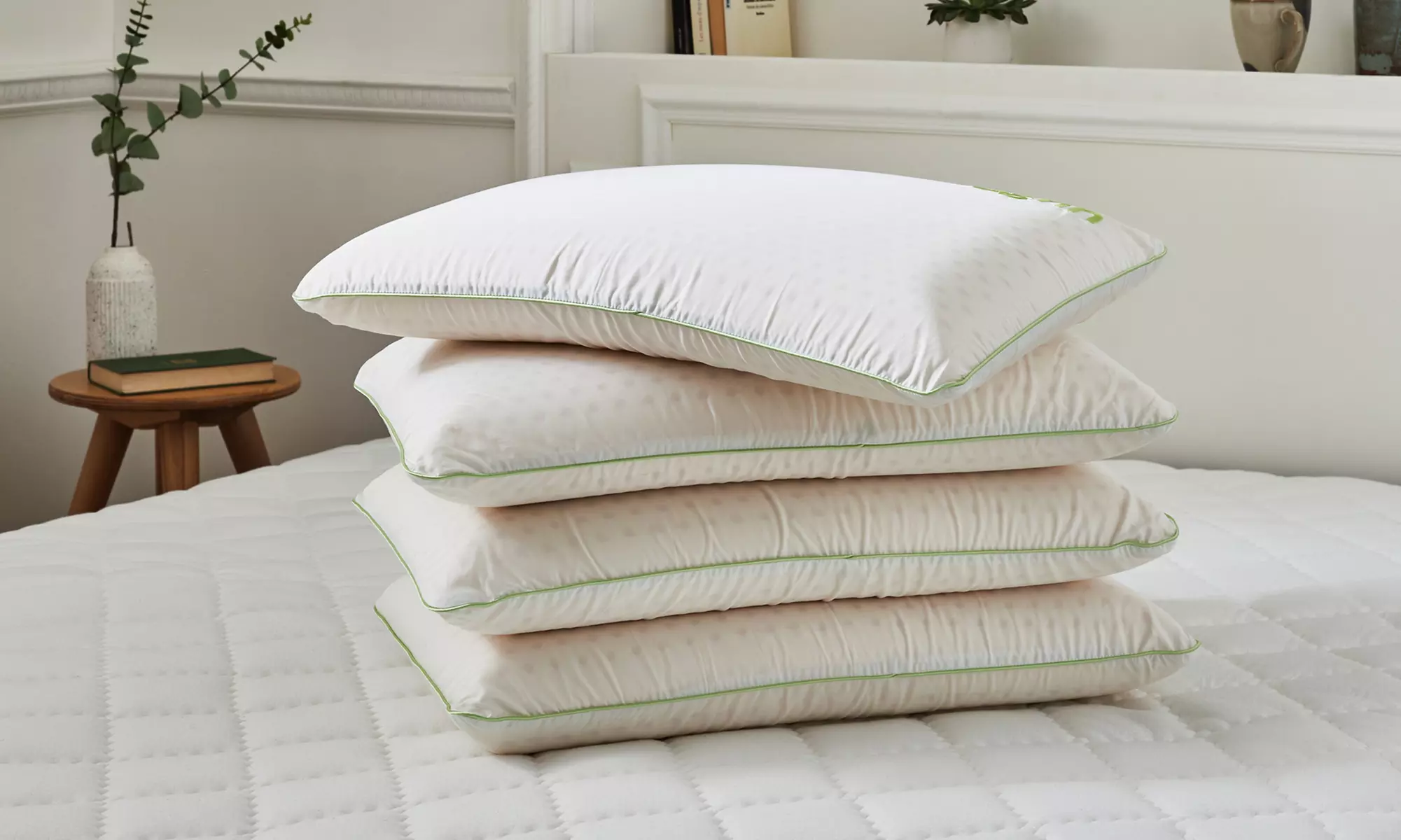 Almohada suave de viscosa de bambú y látex natural de Royal Jack para alivio cervical y de hombros - Primary Image