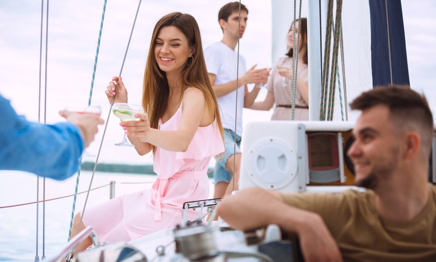 Image 2: Paseo de 2 horas en barco de vela para 1, 2, 4 o 6 personas