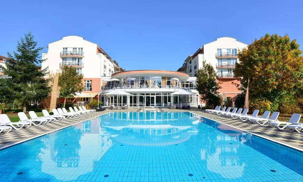 Bad Gögging: Doppelzimmer für Zwei mit Halbpension, Beauty-Anwendung und Welcome Drink im 4* Superior The Monarch Hotel - Primary Image