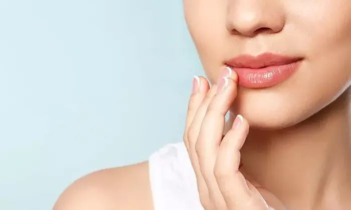 Perfektes Hautbild: Gesichtsbahndlung mit Dermaplaning für 1 Person