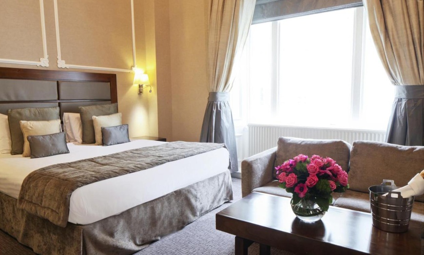 Image 3: Greater London: 1-Night Stay with Breakfast and Welcome Drink