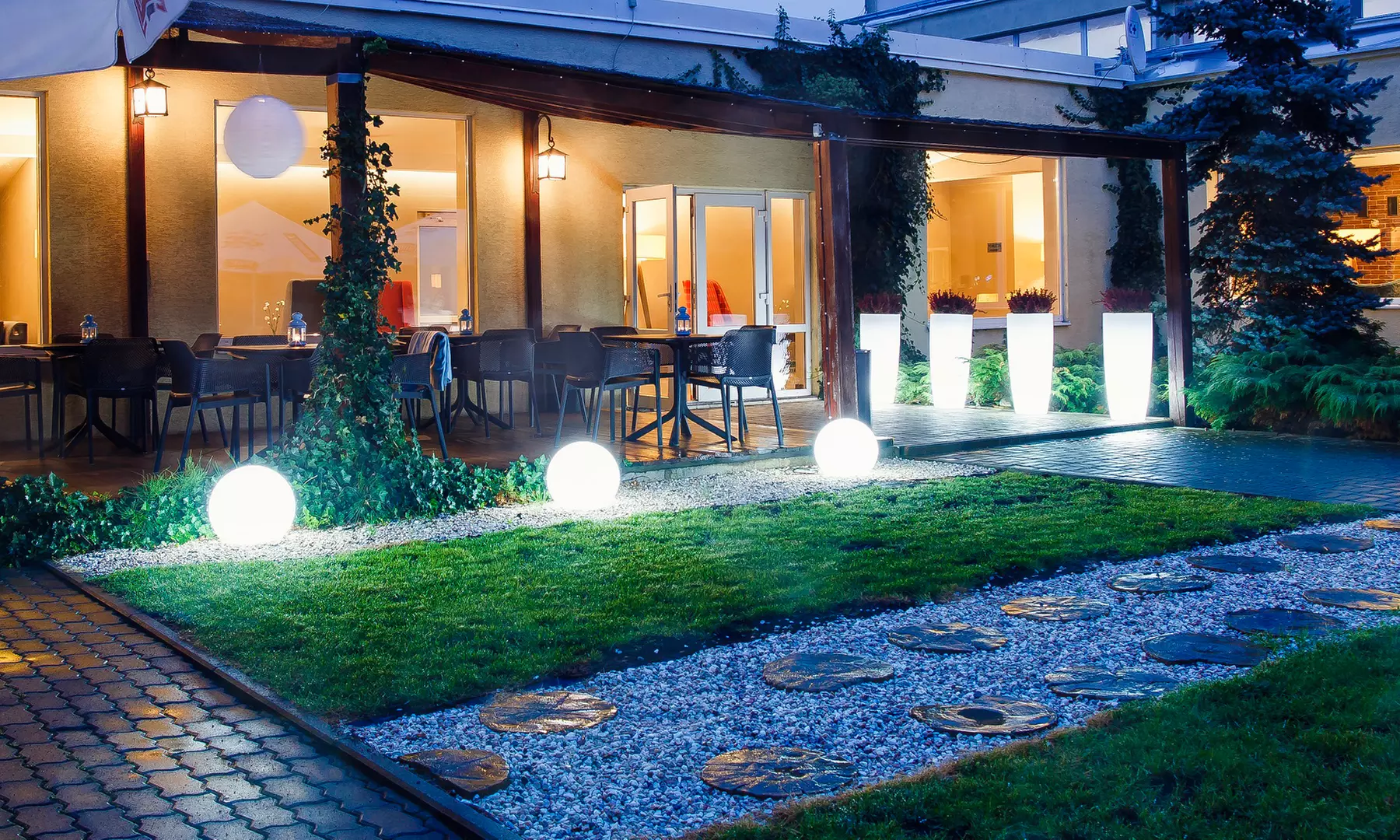 Raszyn k. Warszawy: pokój 2-os. z wyżywieniem, basenem i więcej