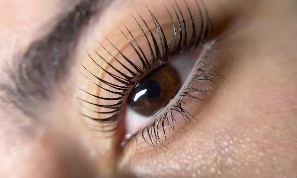 Extensiones o lifting de pestañas, laminado de cejas y más