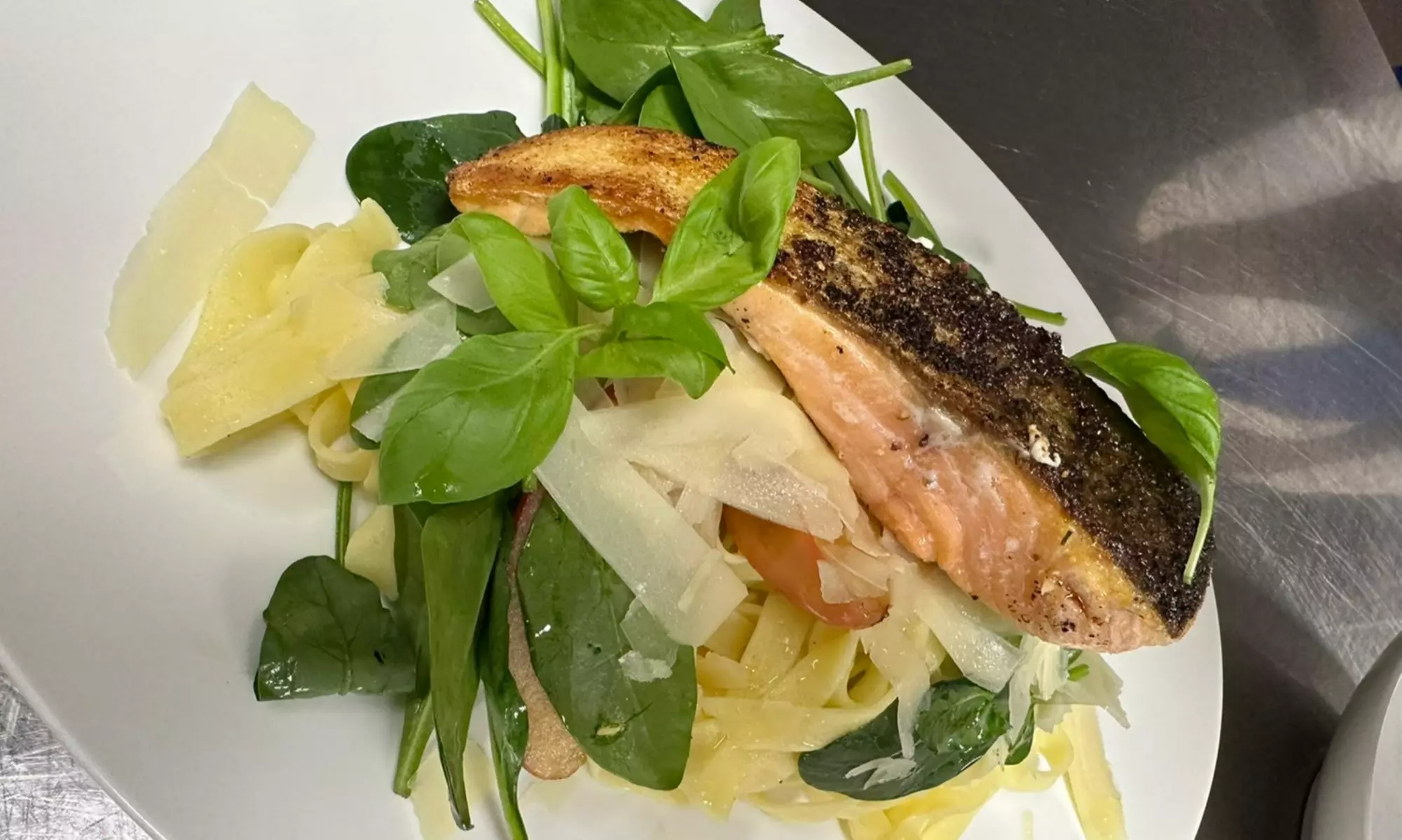 Genieße ein 2-Gänge-ElbeGarten-Menü mit Blick auf die Elbe