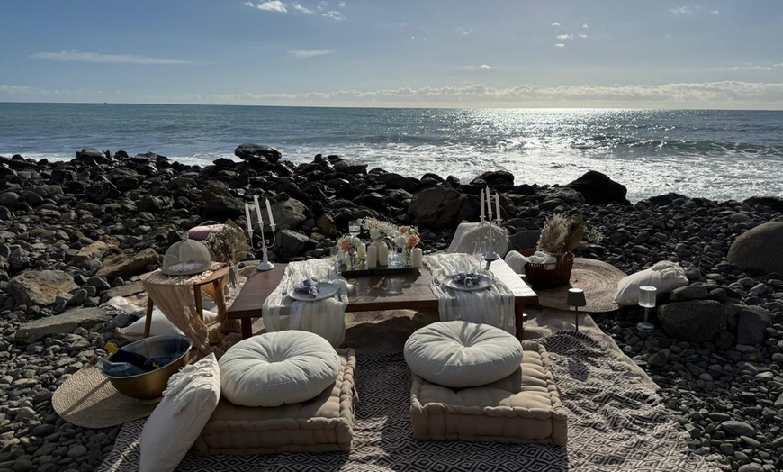 Image 6: Picnic de pareja o de grupo con vino, agua y aperitivo