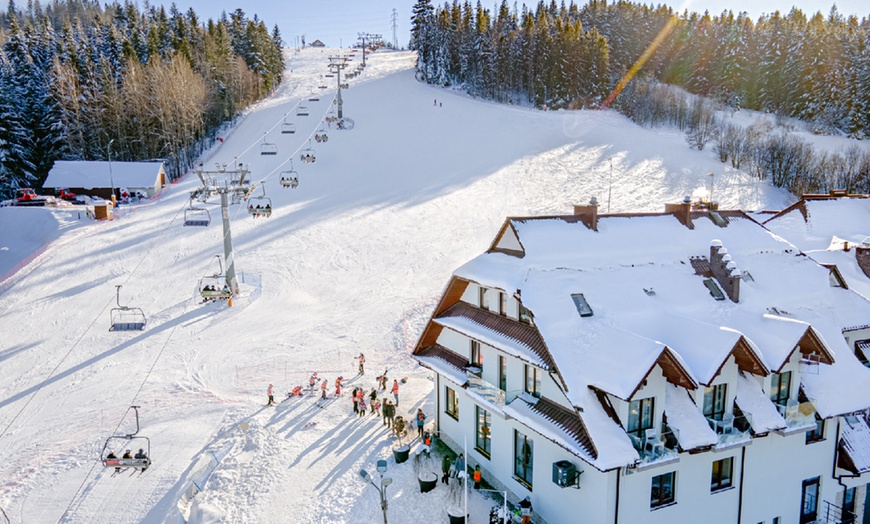 Image 1: Całodzienny karnet na narty lub snowboard w górach