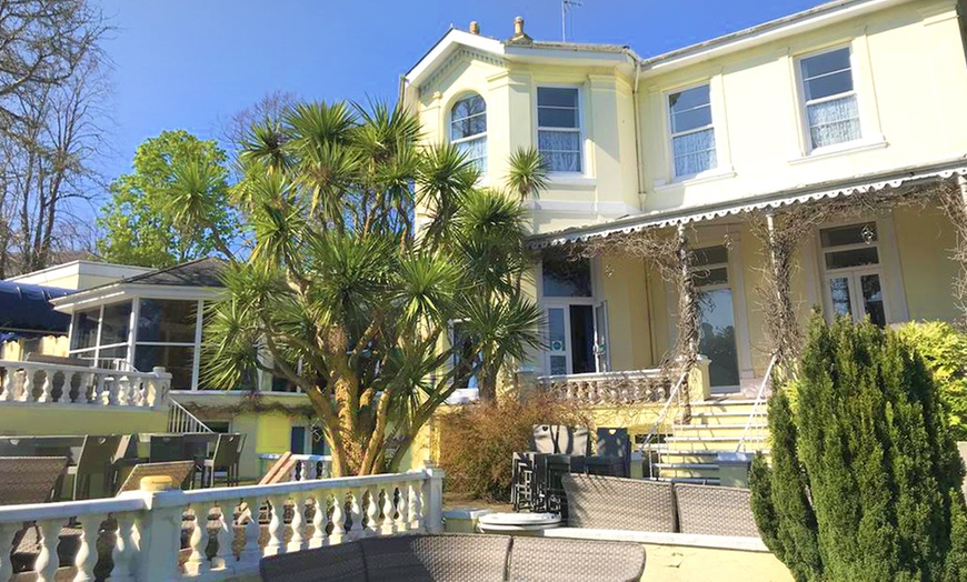 Image 2: Torquay: 4* Double Room Stay with 2-Course Dinner