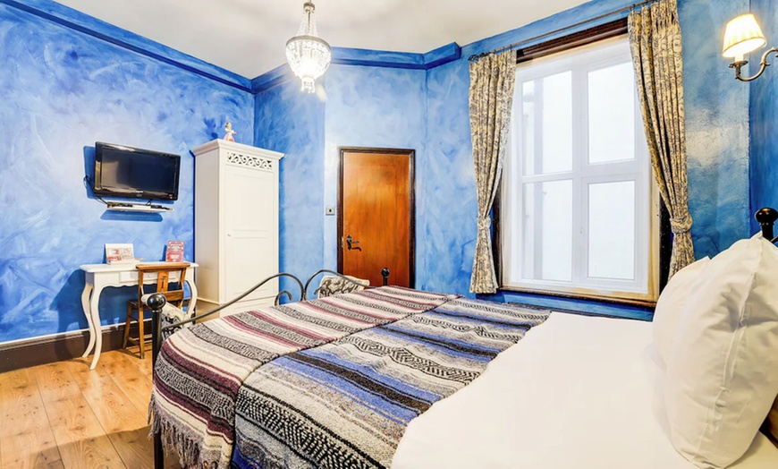 Image 5: London: Standard / Superior Double Room for Two with Breakfast