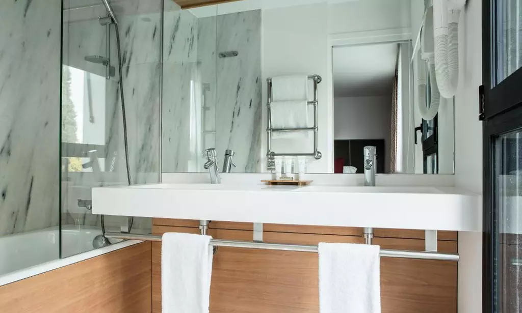 Meudon: Zimmer nach Wahl, inkl. Frühstück, opt. Bootsfahrt