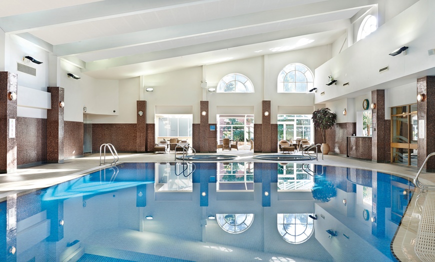 Image 2: North Warwickshire: 4* Stay with Breakfast and Bubbly