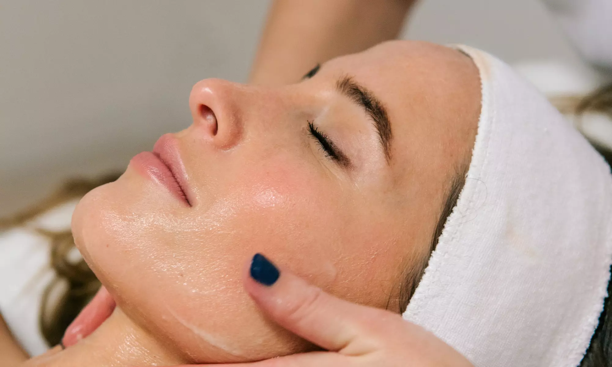 Ga voor een babyzachte huid: tot 44% korting met een Dermaplaning of Prescription gezichtbehandeling - Primary Image