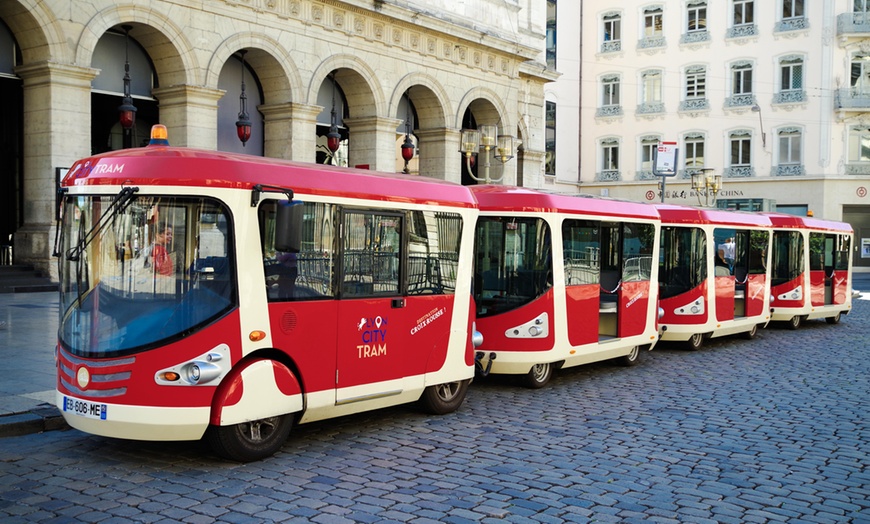 Image 2: Tour en tram dans la ville de Lyon