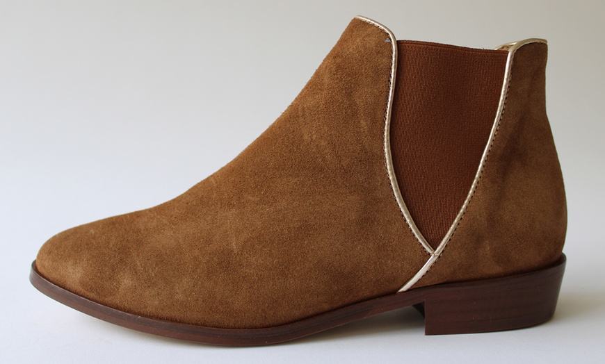 Image 11: Women's Flat Leather Boots