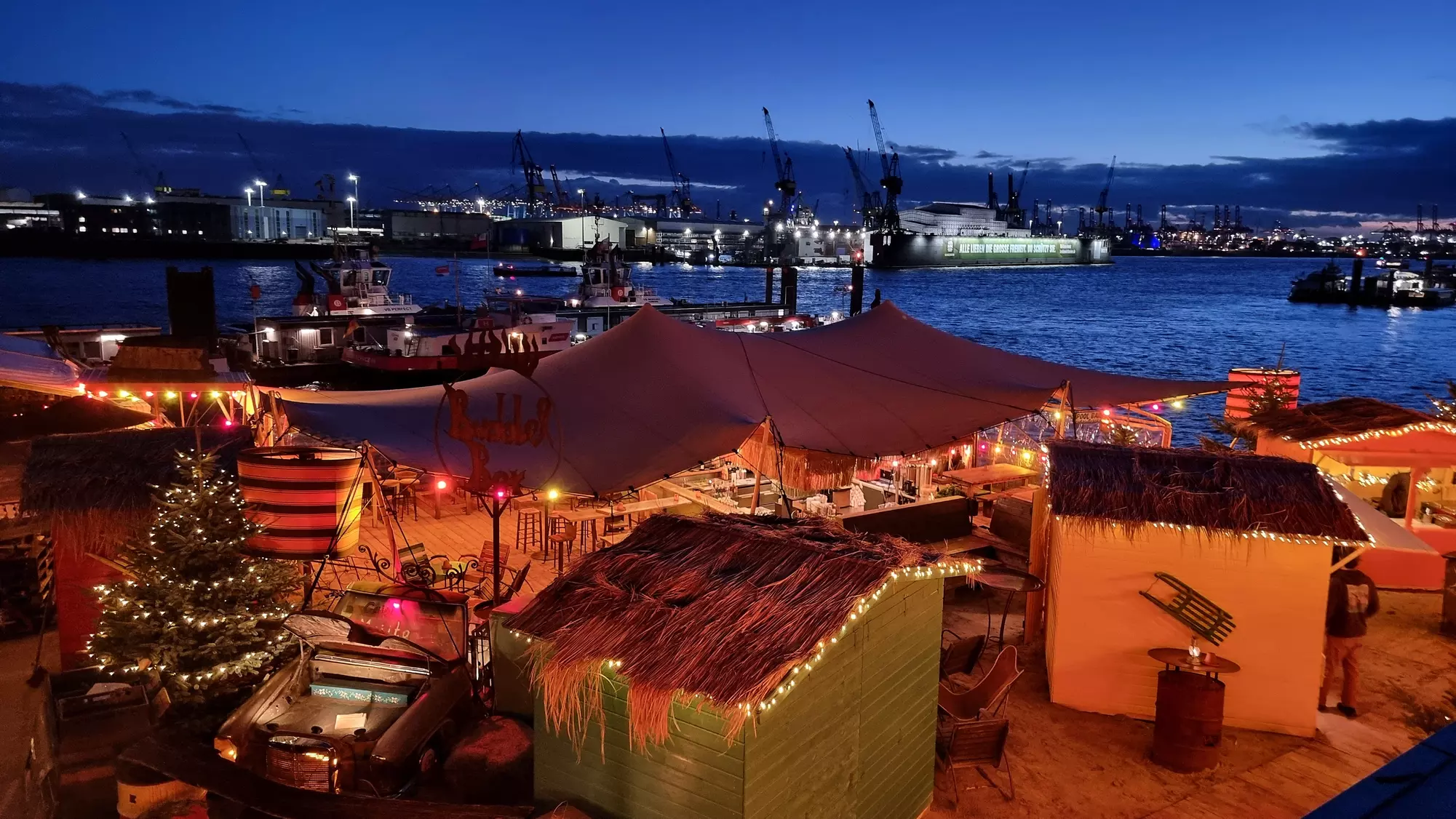 Erlebe den Hamburger Winterzauber mit 2, 4 oder 6 Glühwein auf StrandPauli (bis zu 27% sparen) - Primary Image