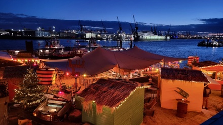 2x Glühwein beim Winterzauber auf StrandPauli - StrandPauli