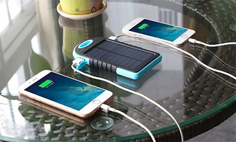 Chargeur solaire portable / Batterie de secours 5000mAh - Double sorties USB, Lampe LED et Mousqueton - Waterproof - Primary Image