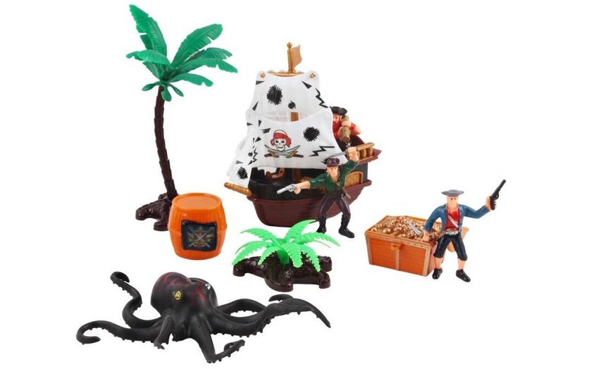 Image 3: Pirate Action Figure Playset