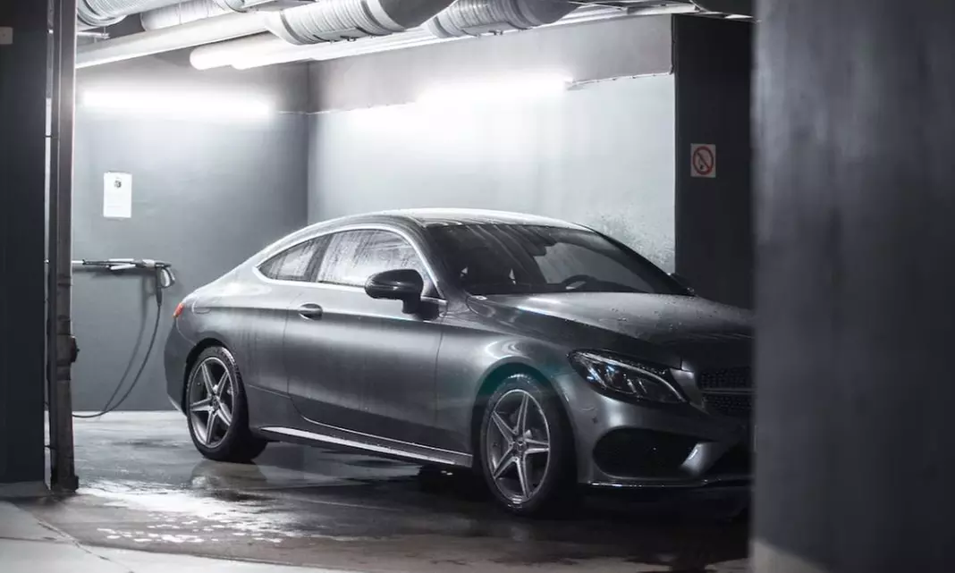 Lavado manual completo, interior y exterior, de coche mediano con encerado en Auto Spa Princesa - Second Medium