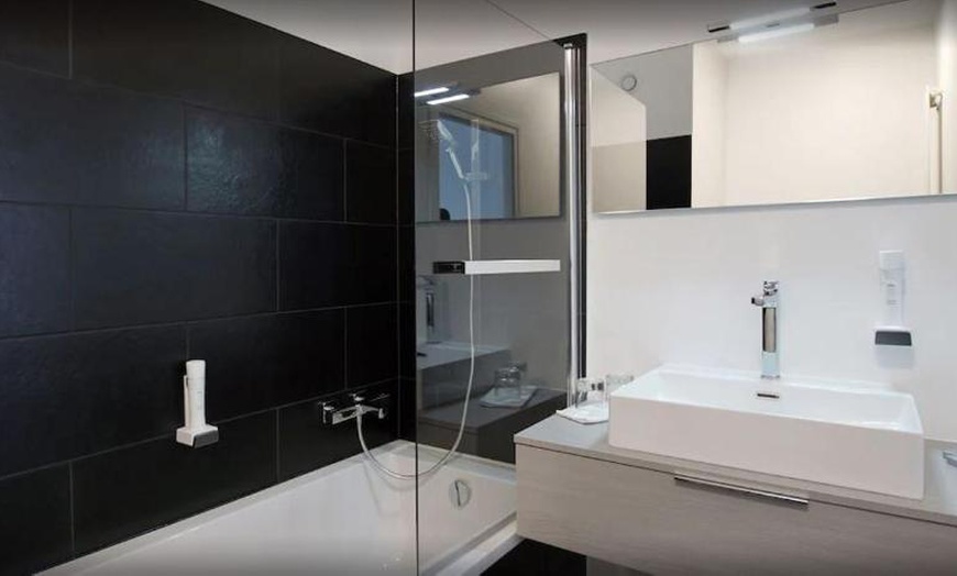 Image 4: Évian-les-Bains : chambre double avec pdj, repas & boissons en option