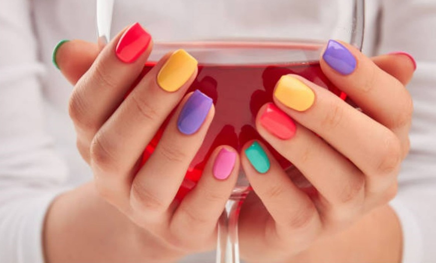 Image 1: Disfruta de una manicura o pedicura con esmaltado semipermanente