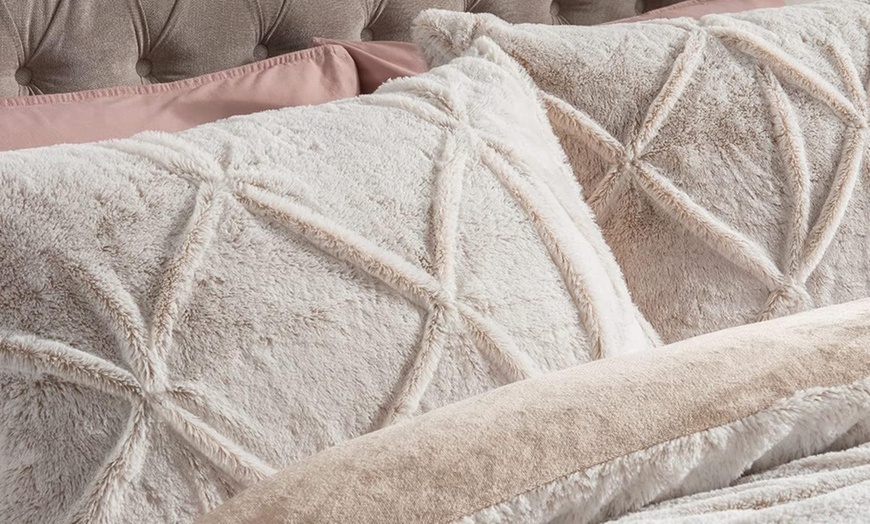 Image 6: Rouched Faux Fur Duvet Set