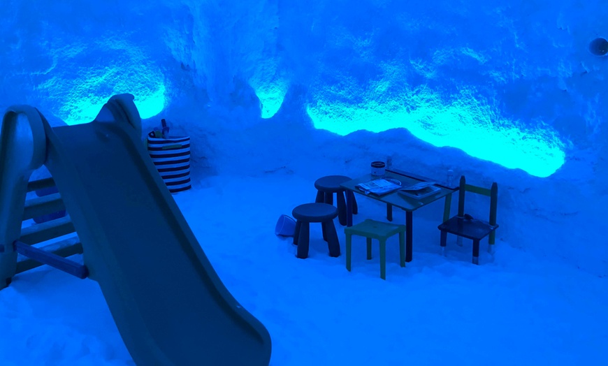 Image 4: 1 o 3 sesiones de haloterapia en cueva de sal para niños o adultos