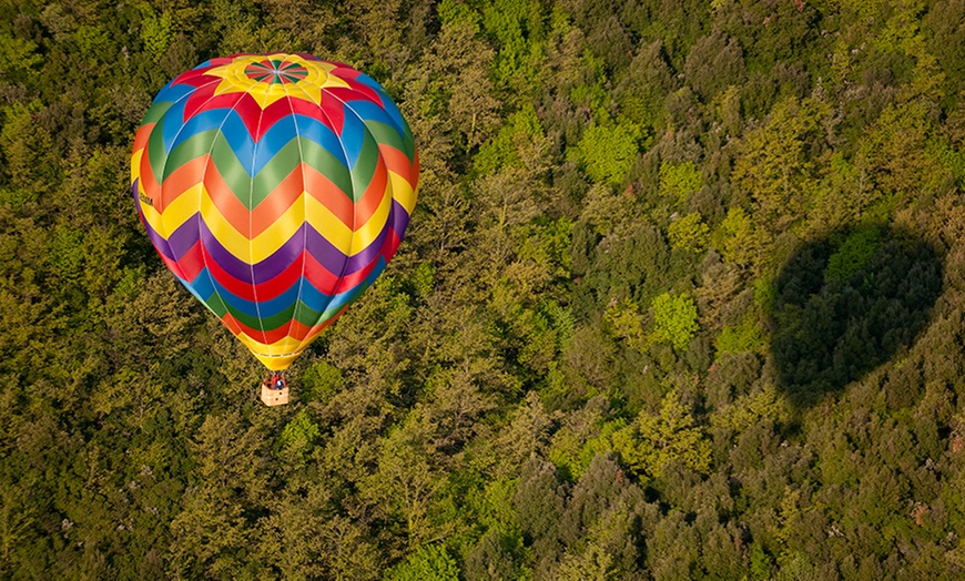 Image 2: Volo in mongolfiera in 6 regioni