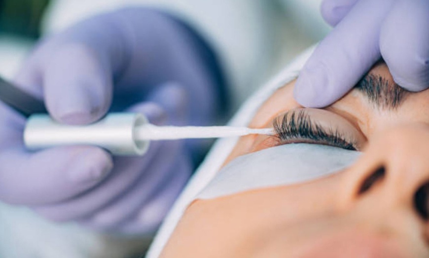 Image 16: Lifting y tinte de pestañas y opción a depilación y laminado de cejas