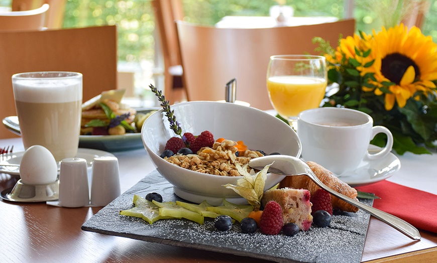 Image 3: Frühstücks-Buffet inkl. Kaffee, Wasser & Saft für 1, 2, 4 Personen 