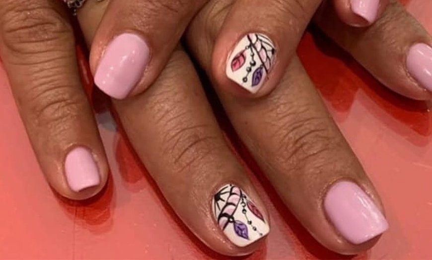 Image 5: Uñas classy: manicura y/o pedicura clásica con esmalte semipermanente